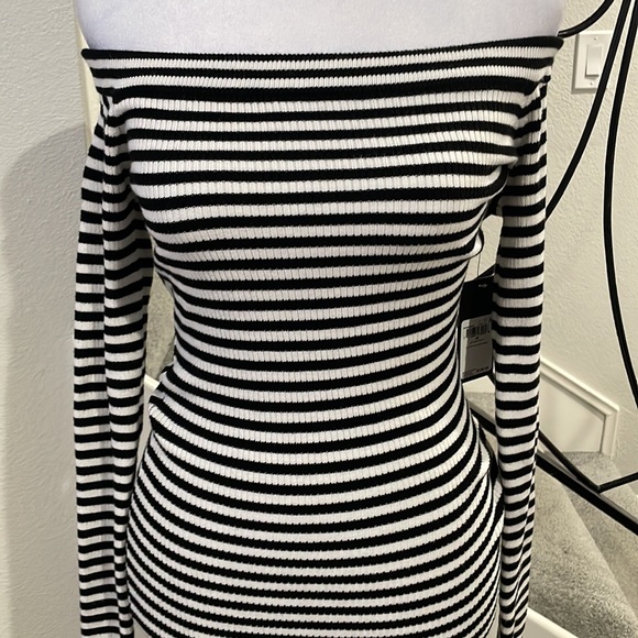 Guess striped stretch dress.off the shoulder New with tags. Retail$108.00 - Picture 2 of 6